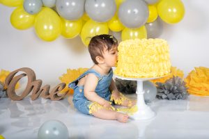 servizio fotografcico bimbo mangia torta compleanno