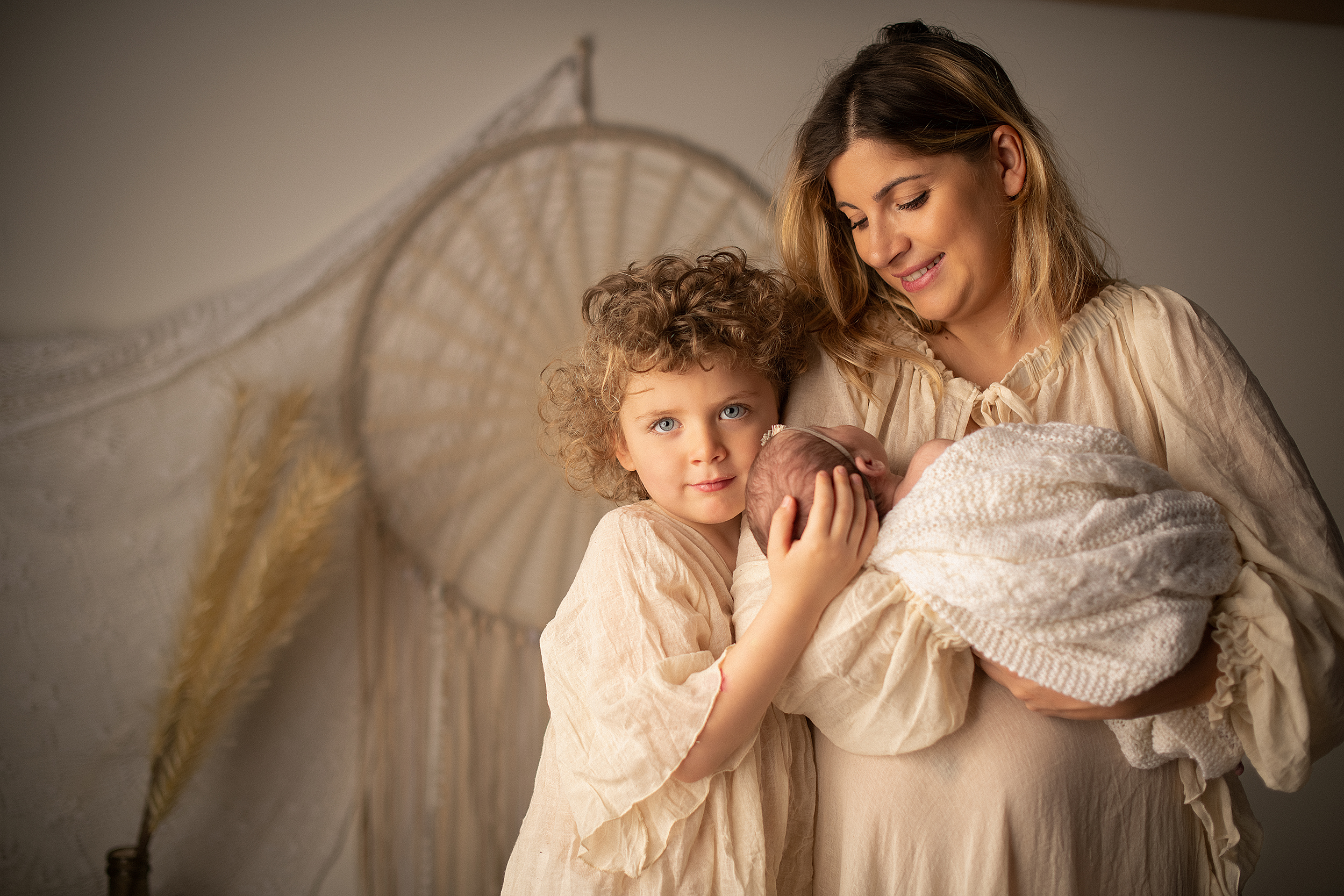 servizio fotografico neonata con famiglia