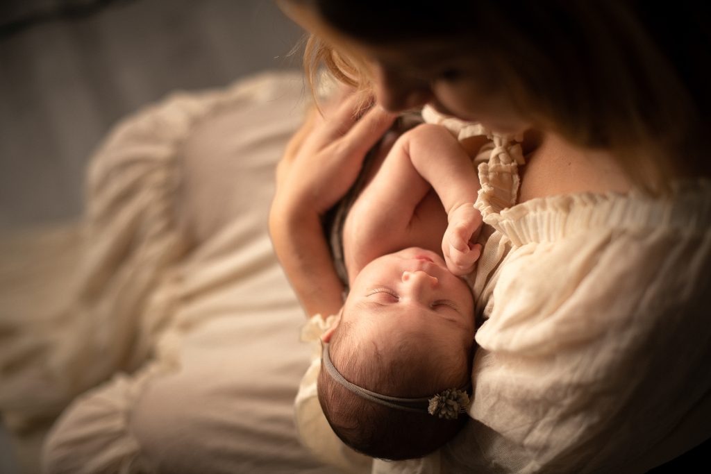 servizio fotografico neonata con famiglia