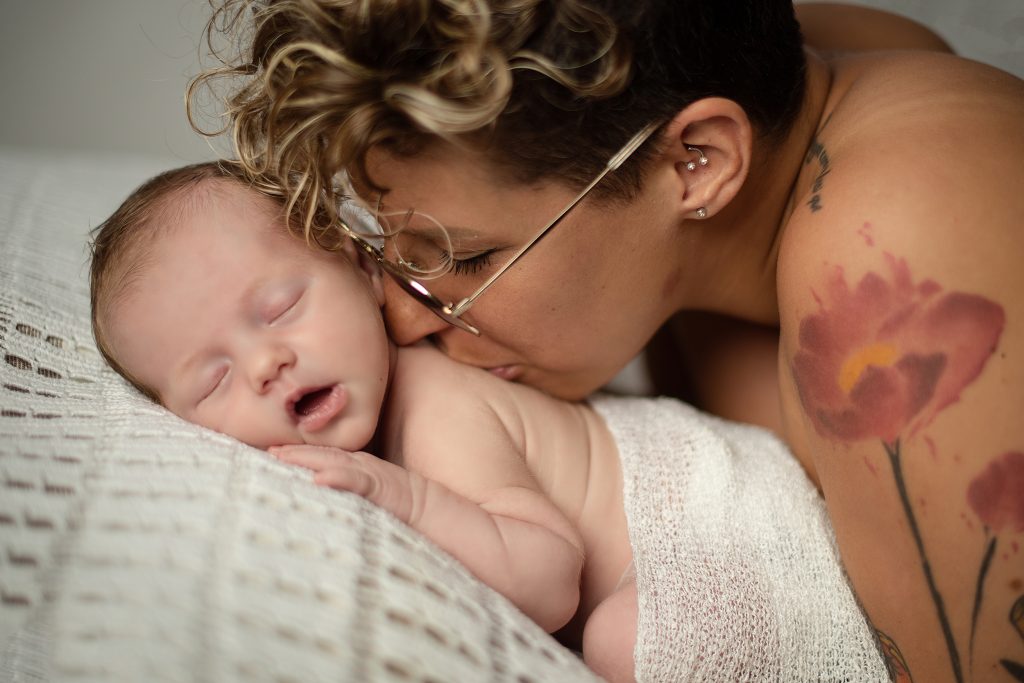 servizio fotografico neonata con mamma