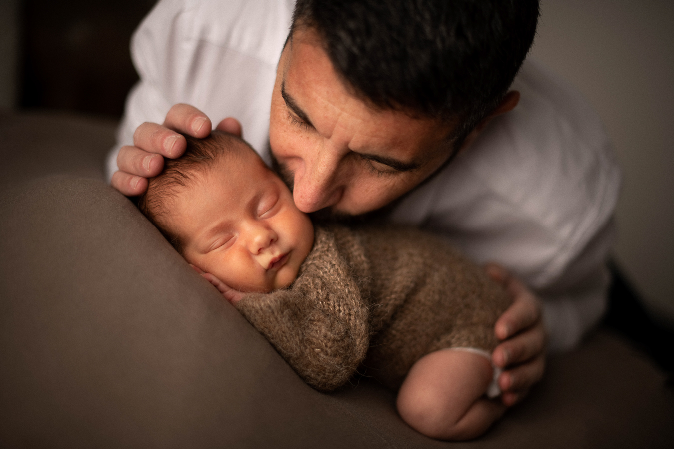 fotografia papà con neonato