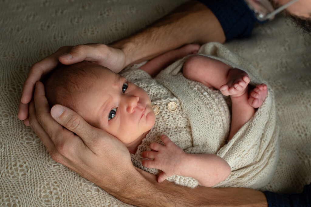 neonata tra le mani del papà