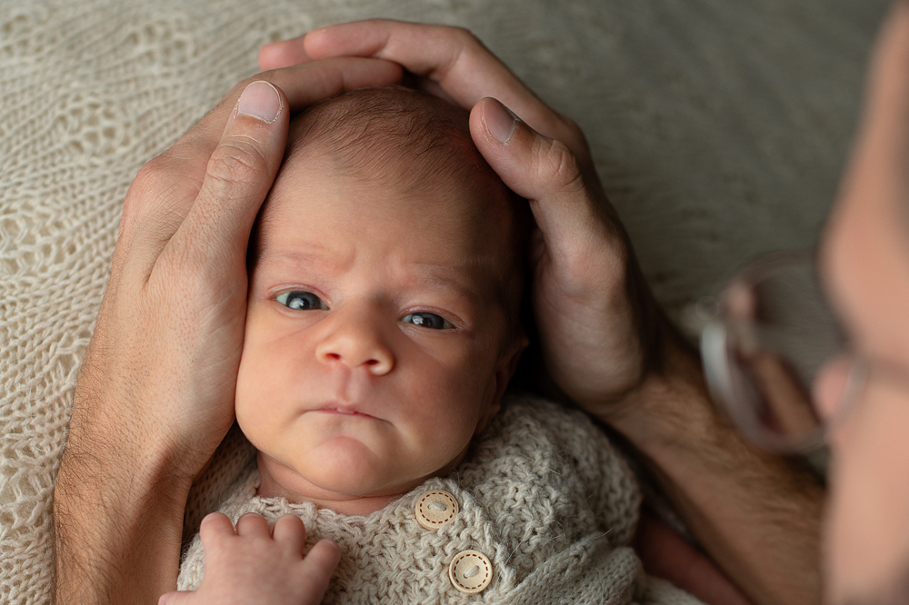 neonata tra le mani del papà