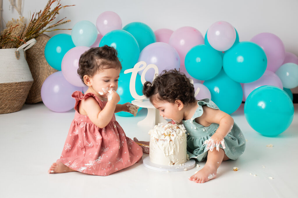 sorelle gemelle mangiano torta compleanno