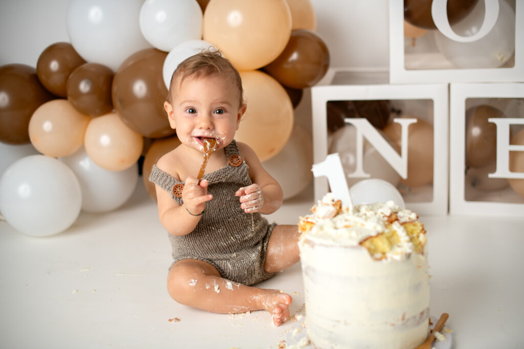 bambino che mangia torta