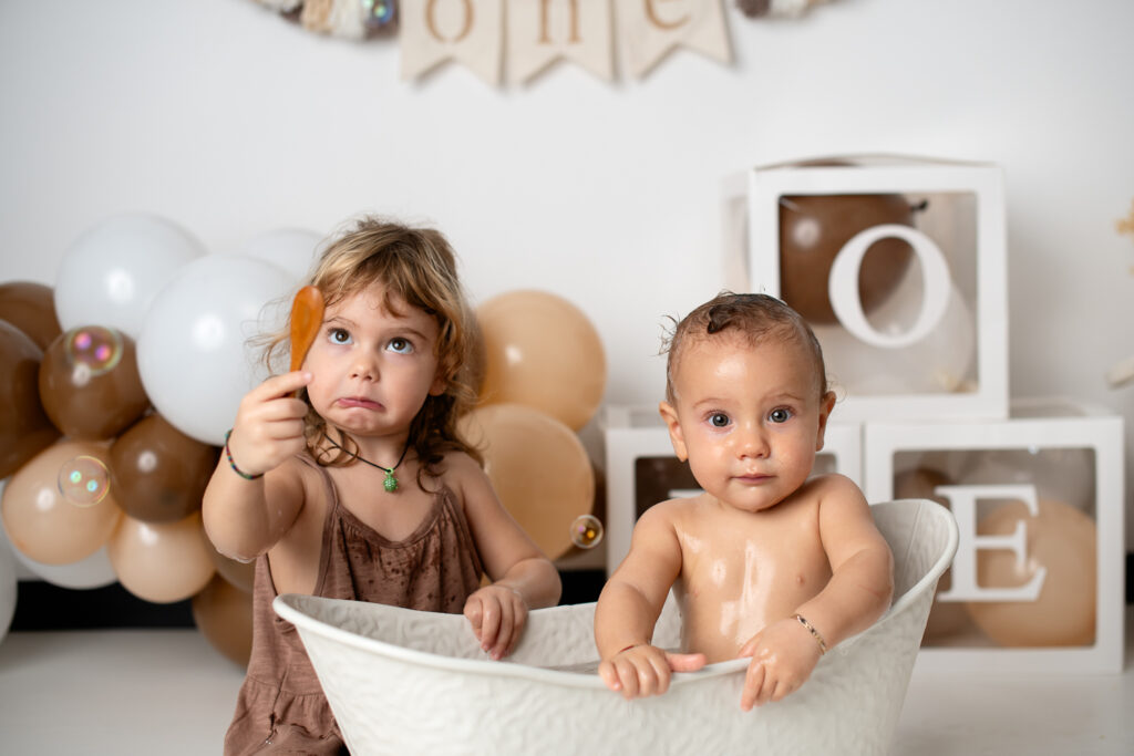 bambino che fa il bagnetto