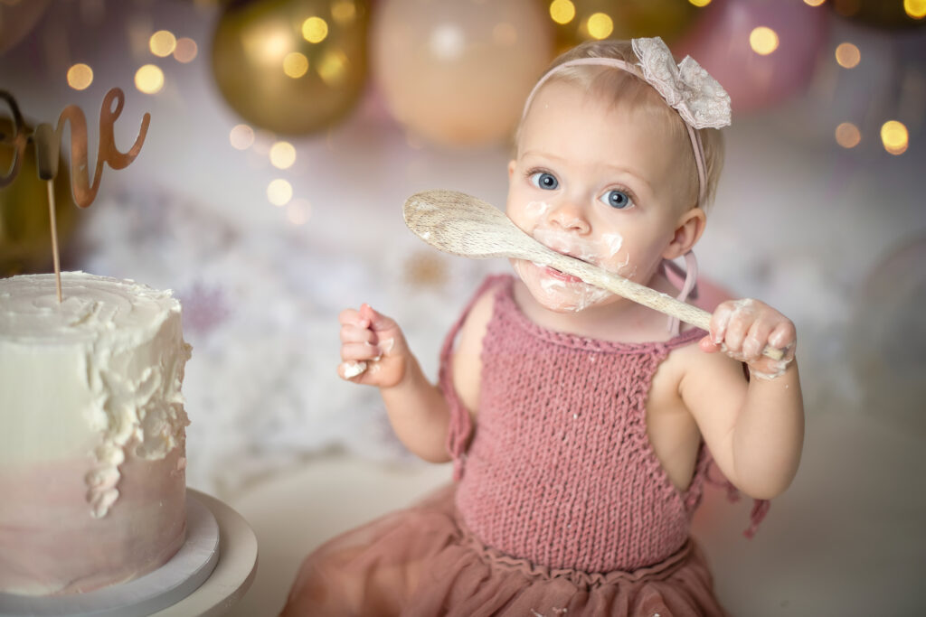 bambina che mangia torta