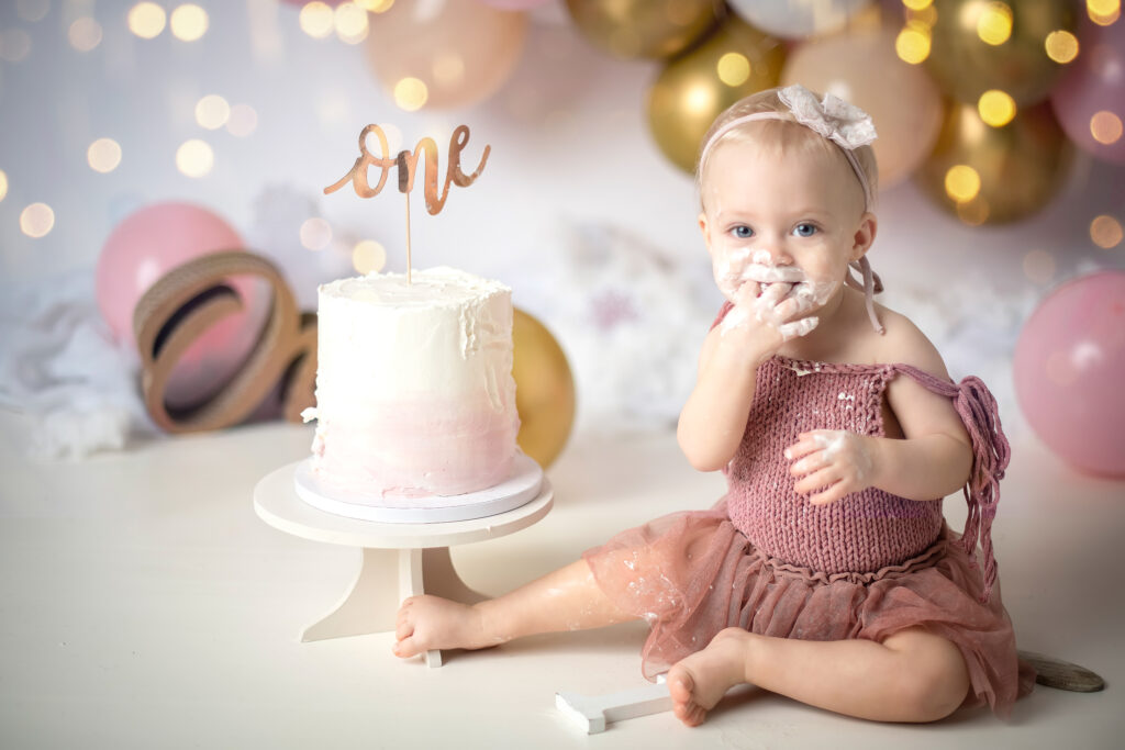 bambina che mangia torta
